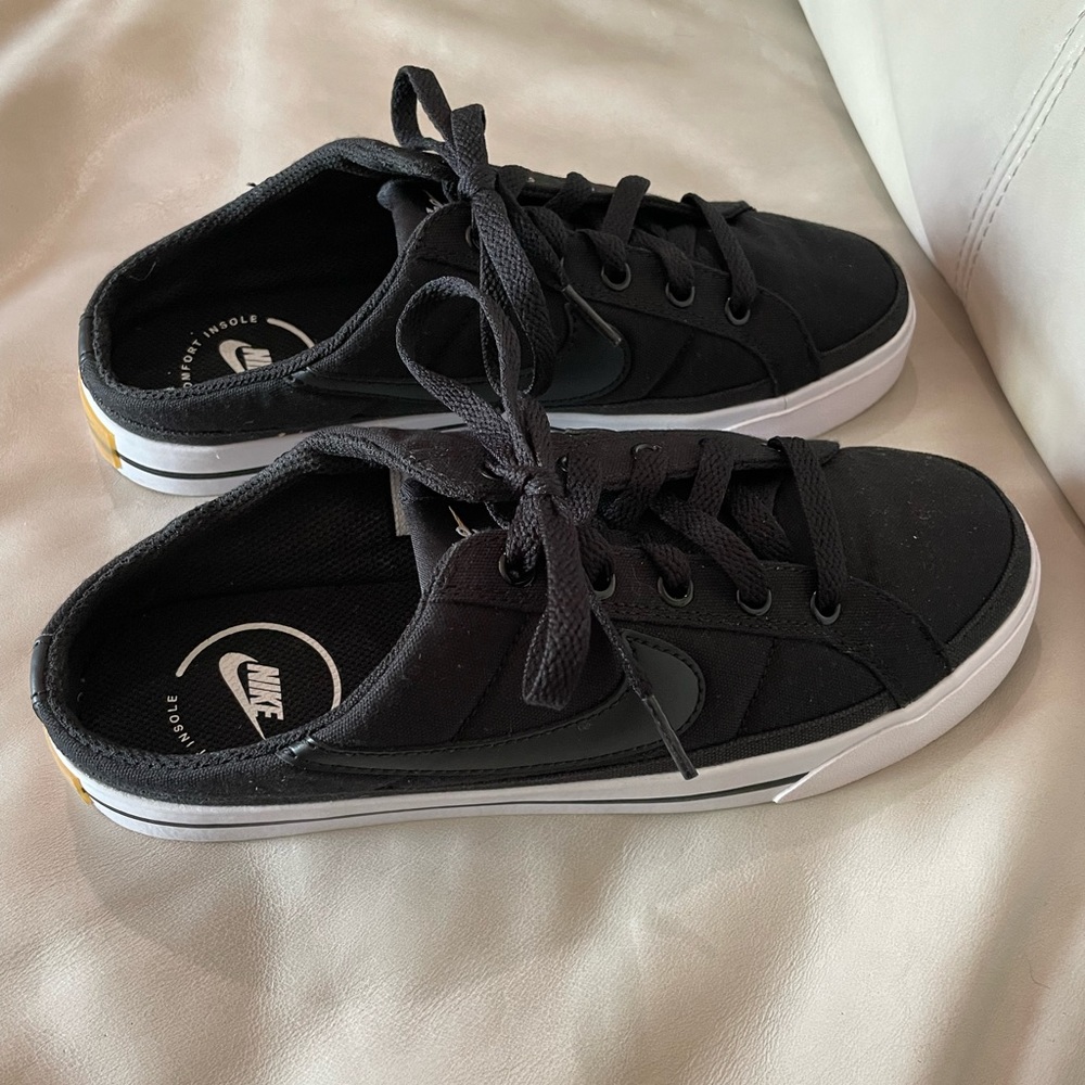 Nike Court Legacy Mule in Woman’s Size 7.5 in color Black